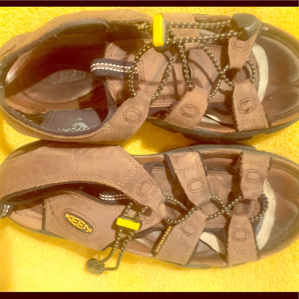 Women’s size 8 Keen